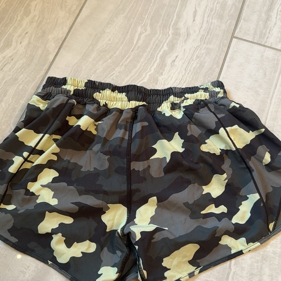 Lululemon Hotty hot 4” size 8 - Picture 3 of 3